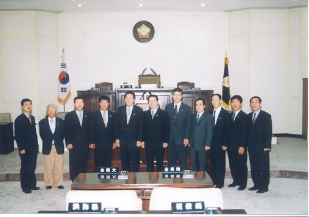 거창군 의회 의원 본회의장 방문(2002. 8. 27)