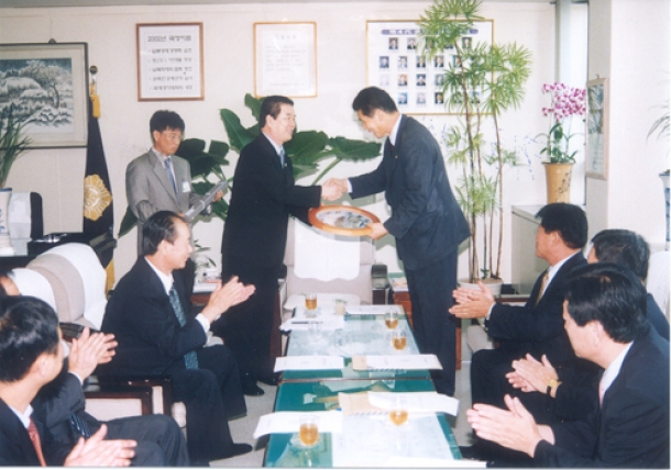 거창군 의회 의원 방문 선물전달(2002. 8. 27)