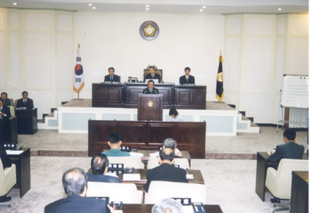 심사보고하는 차이열 내무위원장(2002. 9. 7)
