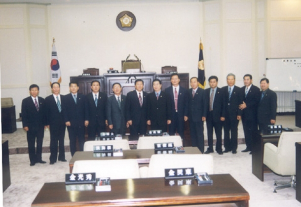 자매결연(완도군의회)의원 본회의장방문(2002. 10. 1)