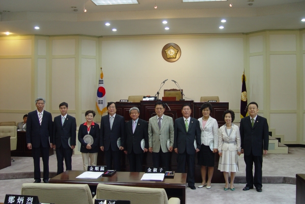 제5대제1기의장단공로패전수기념촬영