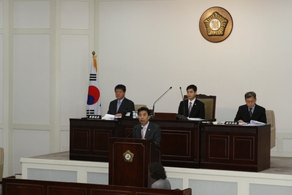 조례안심사보고(위원장 유춘근)