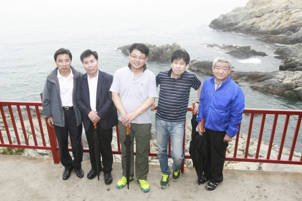 해동 용궁사를 뒤로하고 기념촬영